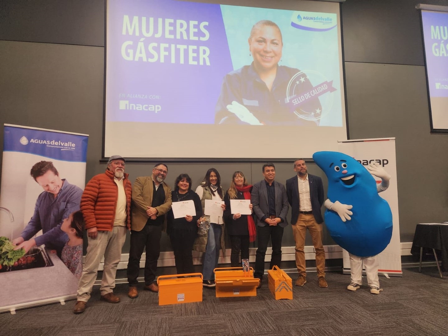 Mujeres de la región se gradúan en curso de gasfitería de Aguas del Valle