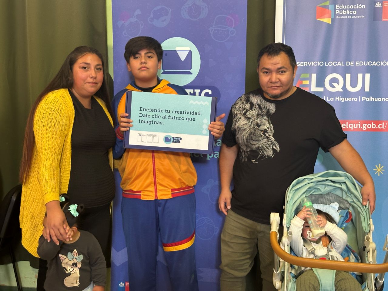 247 estudiantes de Vicuña reciben computadores con software educativos y de educación vial