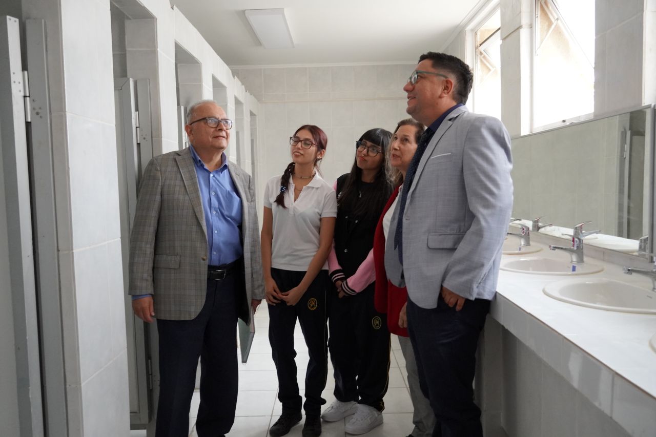 SLEP Elqui repara todos los baños y el gimnasio de Liceo Gabriela Mistral de La Serena