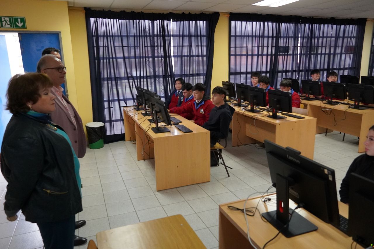 Estudiantes de Liceo TP Juan Bautista De La Salle reciben modernos computadores de SLEP Elqui